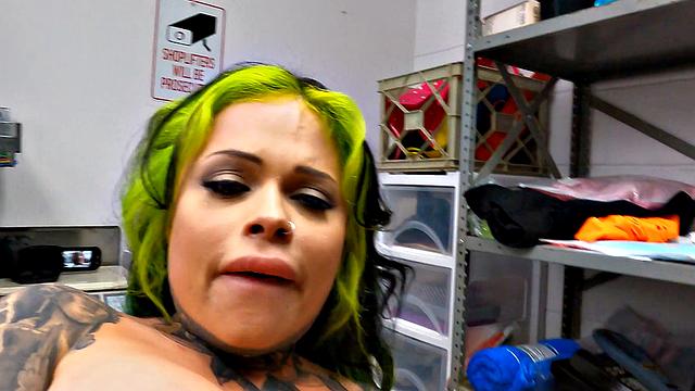 Кэрен-байкерша трахается с охранником Джеком ради свободы