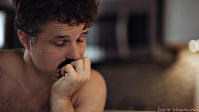 брюнетка в белье соблазняет и скачет на члене