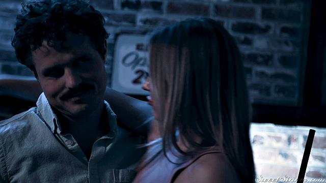 брюнетка в белье соблазняет и скачет на члене