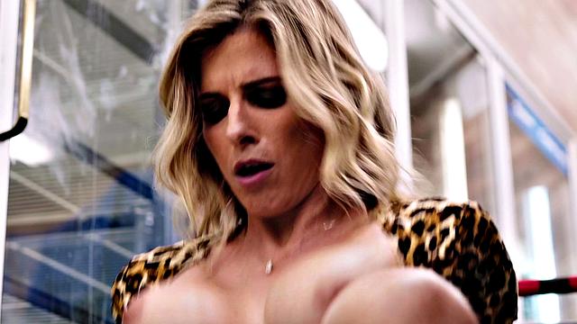 нимфоманка в каблуках заводит водителя и трахается прямо в магазине