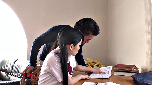 Юи Касугано страстно трахается с учителем в уединённой вилле