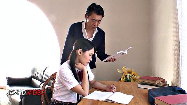 Юи Касугано страстно трахается с учителем в уединённой вилле