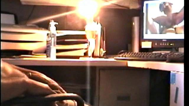 зэк дрочит на камеру и стебётся над парнями