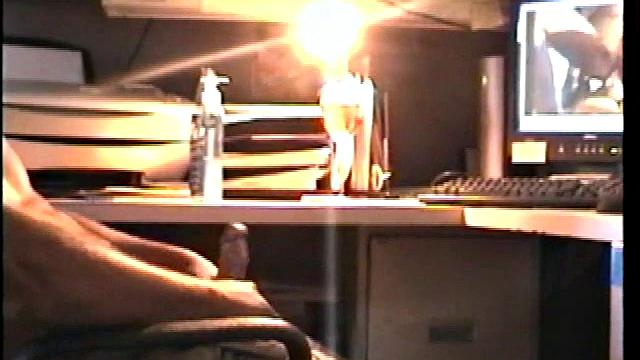 зэк дрочит на камеру и стебётся над парнями