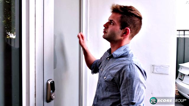 срывает платье - огромные сиськи и густая мохнатка на виду