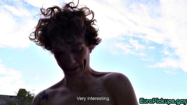 Подтянутый парень сосет и дрочит ради денег на улице, кайфует от мужского члена.