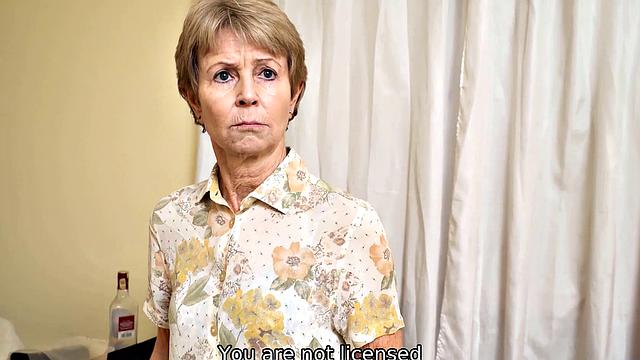 Зрелая женщина не выдерживает и страстно трахается с мужчиной