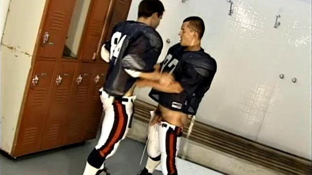 мускулистый футболист сосёт толстый член в раздевалке