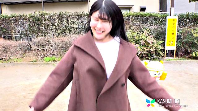 Касуми Оки соблазняет в парке, показывая свои формы