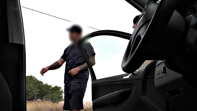 испанская брюнетка с упругой жопкой жёстко трахается с копом в машине