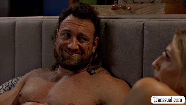 Джейд Венус дает Адаму жару по-транссексуальному: так жарко, что простыню хоть выжимай!