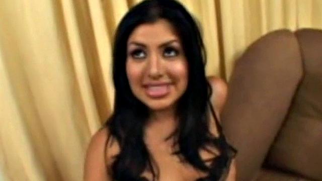 Сочная мулатка с большими сиськами едва выдерживает жёсткий трах