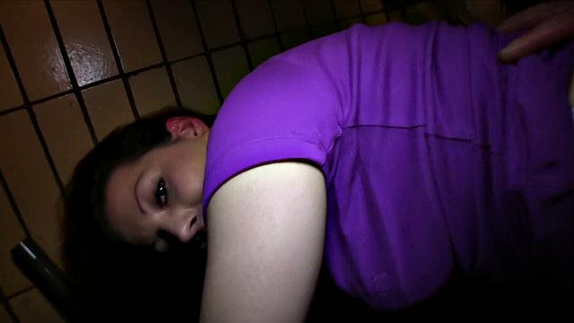 одинокая брюнетка заливает грусть спермой прямо в кафе