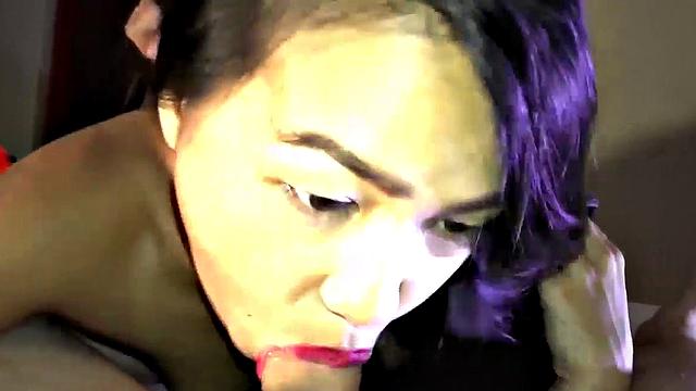 смотри, как горячая пинай трахается с туристом за поездку