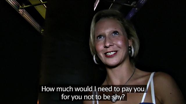 блондинка с короткими волосами трахается у дороги