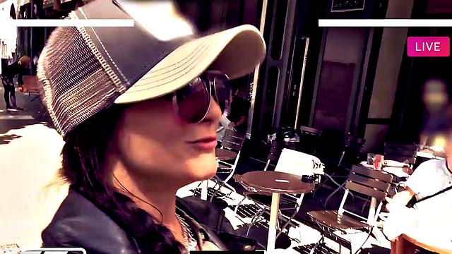 King Of Curry-sausages - With Or Without?