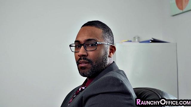 начальница в офисе получает страпон и анальное пальчиковое