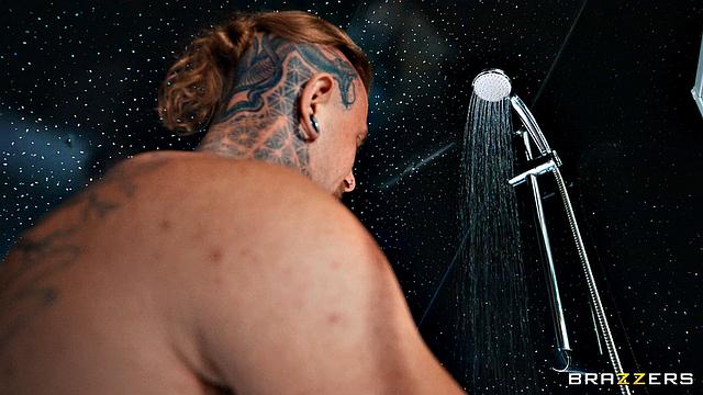 запертая в мансарде, она не устояла перед арендодателем с большим членом