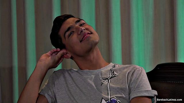 Феликс хвастается своим достоинством перед латинским красавцем и смеётся над скромностью