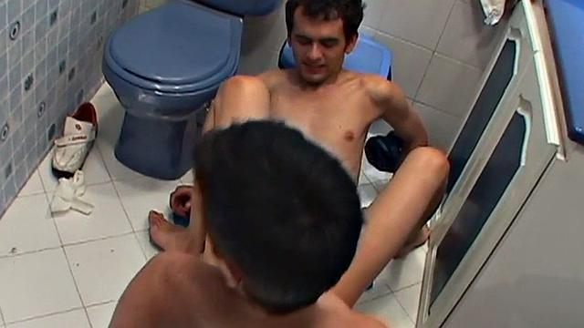 Latino amateur barebacked in bathroom till cumshot