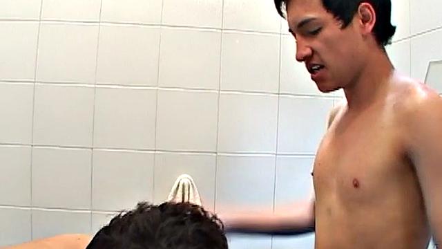 Latino amateur barebacked in bathroom till cumshot