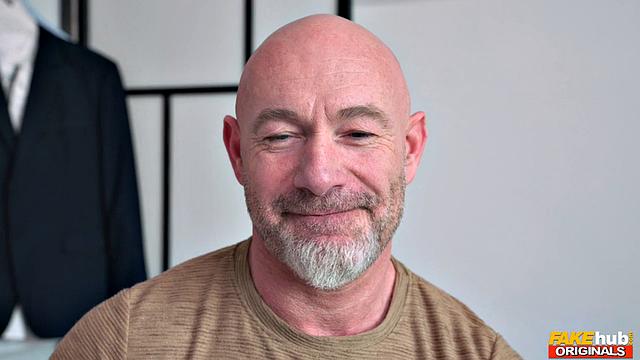 Нелли Кент соблазняет Тони Карреру грудью и получает мощный трах без поцелуев в хостеле