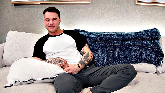 парень дрочит и засовывает пальцы в зад