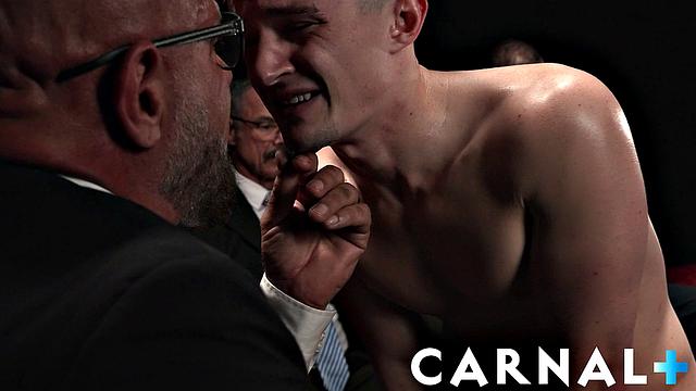 волосатые парни трахают друг друга по кругу без резины