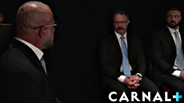 волосатые парни трахают друг друга по кругу без резины