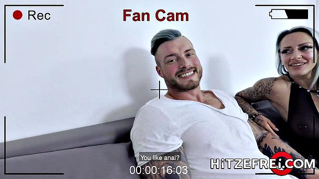 милфа в чулках жадно глотает сперму до последней капли