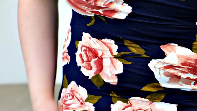 он теряет голову от её пышных форм и сочных сисек