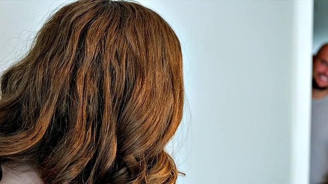 он теряет голову от её пышных форм и сочных сисек