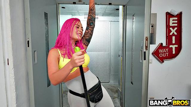 Миша Мавер убирает у Альберто Бланко и соглашается на анальный секс за деньги.