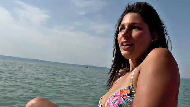 девушка раздевается и трахается у озера