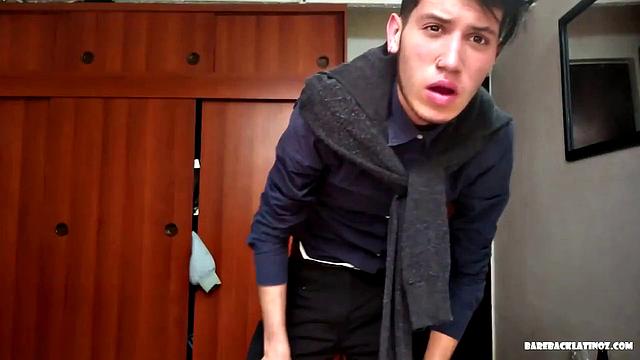 Латино горячий дрочит до конвульсий перед камерой