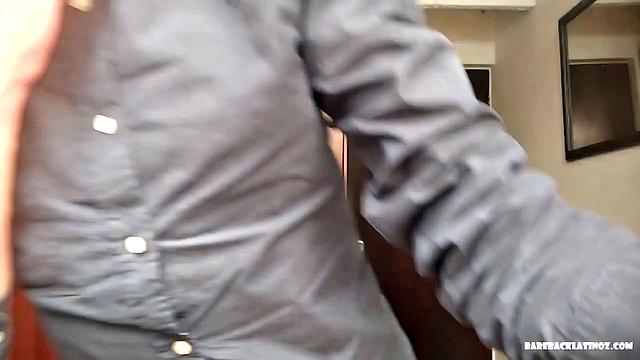 Латино горячий дрочит до конвульсий перед камерой