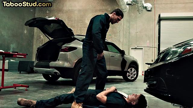 Два накачанных гея жестко трахаются и не могут остановиться друг без друга.