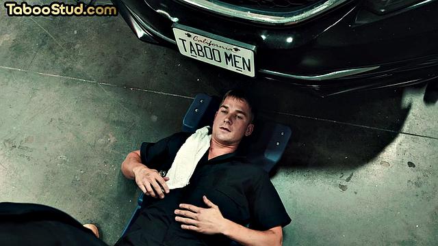 Два накачанных гея жестко трахаются и не могут остановиться друг без друга.