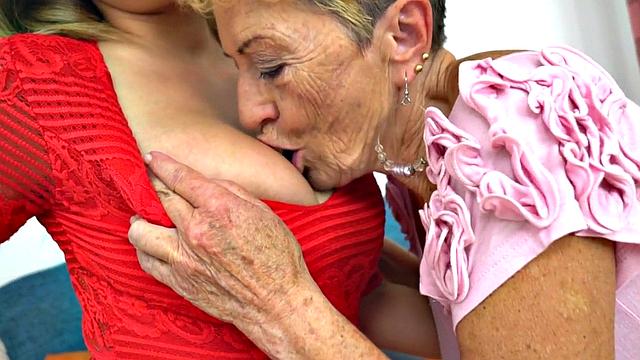 Lez gilf pussylicked in erotic couple before fingering babe