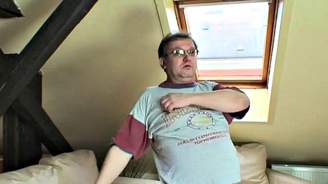 миниатюрная блондинка с фетишем жадно сосет зрелый член