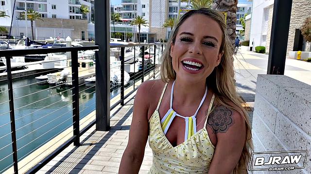 Брюнетка Саммер берет в рот и ловит густой финиш на лицо, вся в сперме и кайфе.