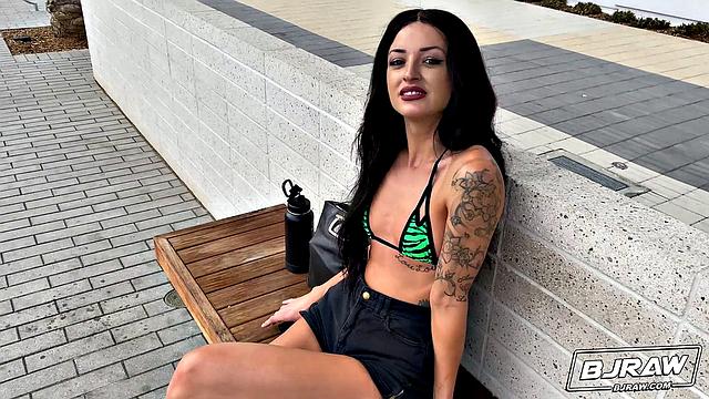 Брюнетка Чарли сосёт и получает сперму на лицо, кайфуя от игрушек и ласк языка.