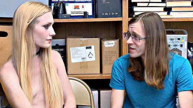 блондинка под допросом, а куколд глаз не отводит