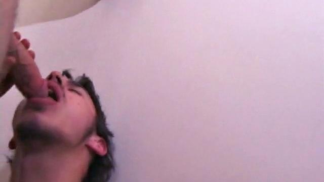 Сет жестко трахает Рики на кровати