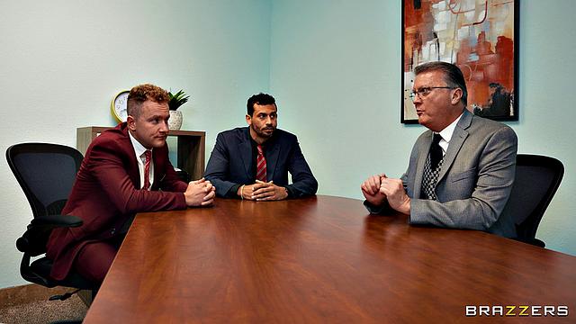 егёрша веселится в офисе: босс с коллегой трахают по очереди и вместе