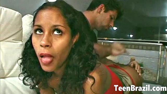 бразильская пара жестко трахается у бассейна с игрушками и аналом