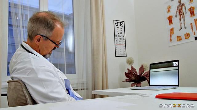 Сочная медсестра Жозефина Джексон ебется с парнем на кухне перед сменой в больнице, не сдерживая стоны!