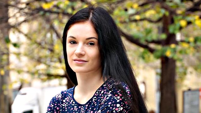 Брюнетка с гладкой киской растягивается на кровати с игрушками