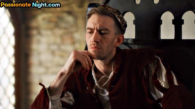 Зрелая блондинка с большой грудью получает по полной от любовника догги-стайл.