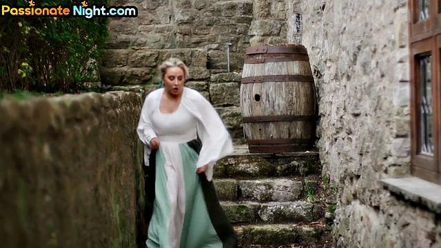 Зрелая блондинка с большой грудью получает по полной от любовника догги-стайл.